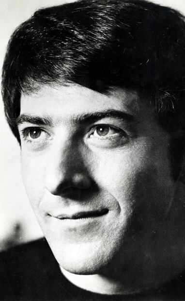 “El Graduado” fue el primer protagónico de Dustin Hoffman. En 1977, el joven histrión aseguró que tenía un mejor futuro en teatro; no esperaba actuar en más de 80 películas y series. Es uno de los actores más reconocidos en Hollywood, pero hace un par de años enfrentó acusaciones por abuso y acoso sexual. Foto: ESPECIAL.