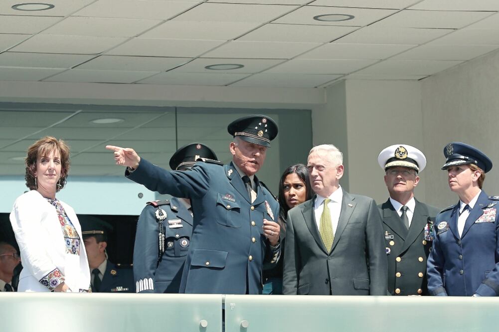 La embajadora Roberta Jacobson; Salvador Cienfuegos, titular de la Sedena; James Mattis, secretario de Defensa de EU, y Vidal Francisco Soberón, al frente de la Semar, se reunieron ayer (LUCÍA GODÍNEZ. EL UNIVERSAL)