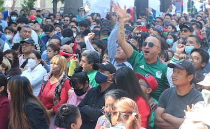 Sin importar el frío y la lluvia, más de 400 aficionados apoyaron a la Selección mexicana en Monterrey