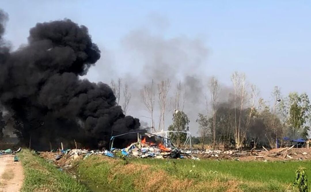 Una explosión en una fábrica de fuegos artificiales en el centro de Tailandia. Foto: @nexta_tv