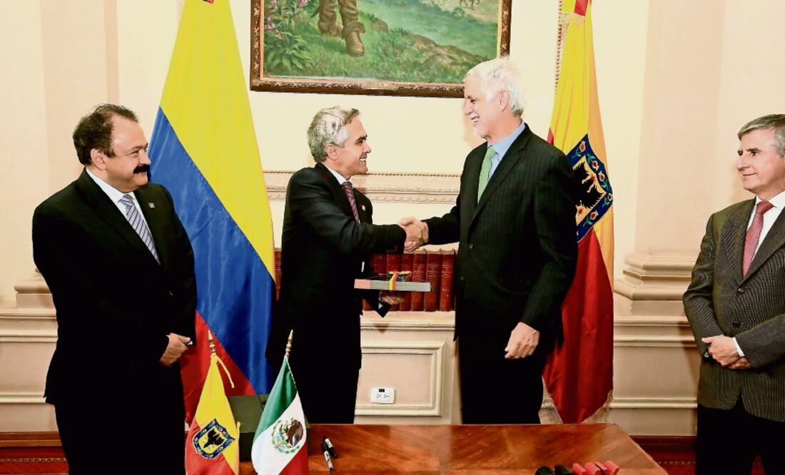 Armando Ahued, secretario de Salud de la CDMX; el jefe de gobierno Miguel Ángel Mancera, y Enrique Peñalosa, alcalde de Bogotá, se reunieron para compartir las experiencias del programa de salud que ha atendido a miles de capitalinos (ESPECIAL)