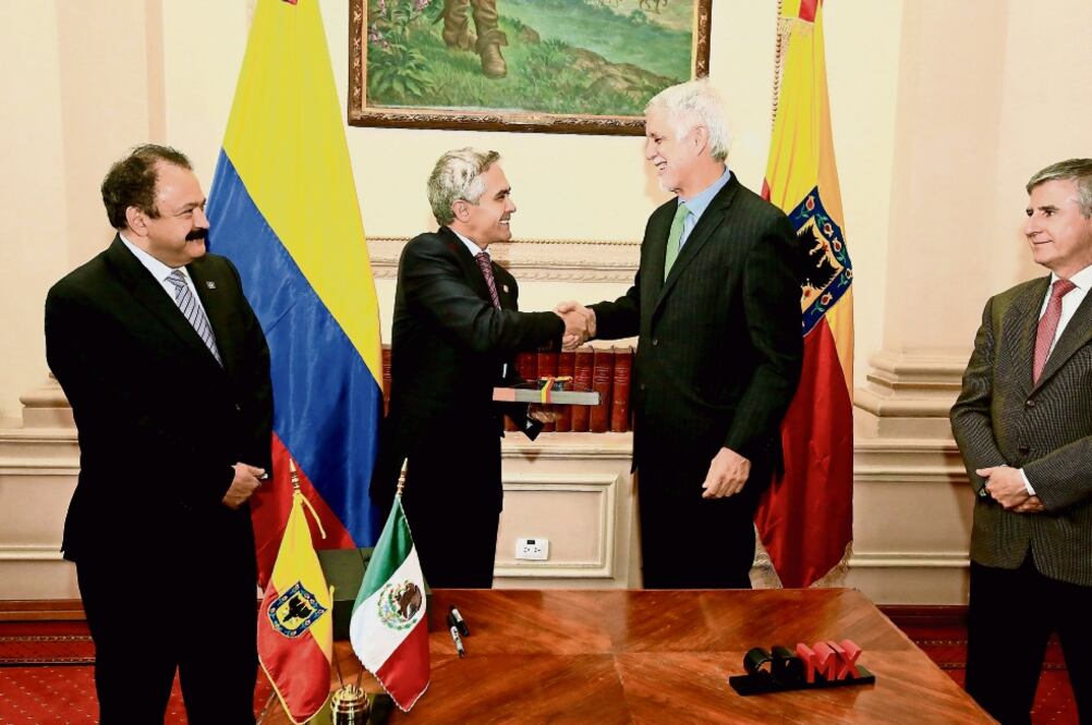 Armando Ahued, secretario de Salud de la CDMX; el jefe de gobierno Miguel Ángel Mancera, y Enrique Peñalosa, alcalde de Bogotá, se reunieron para compartir las experiencias del programa de salud que ha atendido a miles de capitalinos (ESPECIAL)