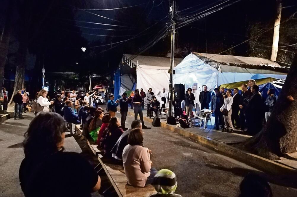 Desde que ocurrió el movimiento telúrico en septiembre de 2017, los afectados del Multifamiliar de Tlalpan duermen en casas de campaña. (TOMADA DE VIDEO)