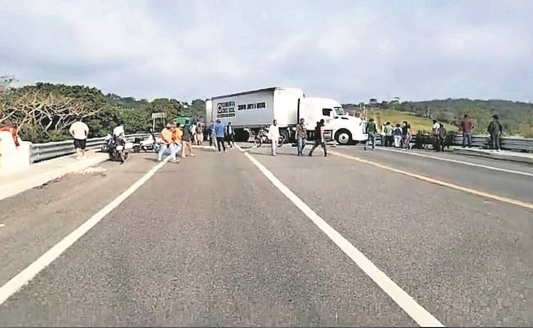 Pobladores afectados bloquearon la carretera a la altura de Puente La Esperanza. Foto: Especial