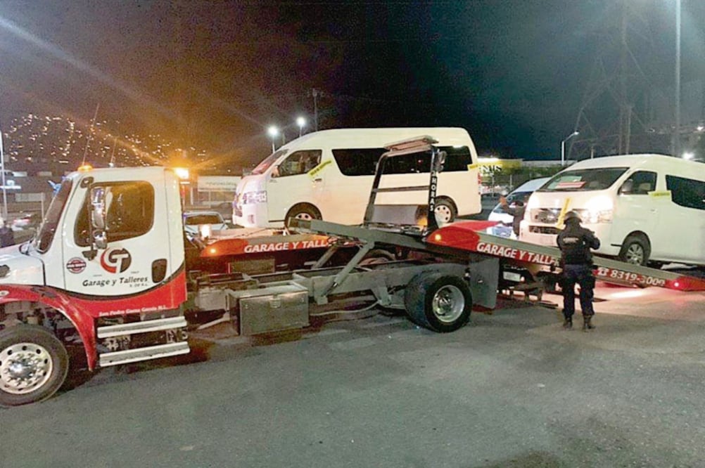 La Agencia Estatal del Transporte se llevó al corralón 10 unidades de Uber Van y señaló que no cuentan con permisos para operar. El servicio tenía un costo de 20 pesos por pasaje. Foto: ESPECIAL