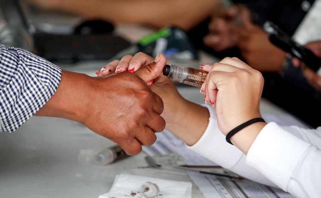 Un hombre vota en la casilla. Foto: Luis Camacho / EL UNIVERSAL