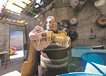 Quitan el suministro de agua a comunidad otomí por falta de pago