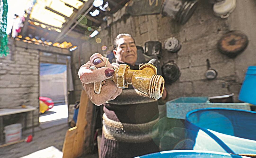 Juana López almacenó agua en botes durante algunos días. Foto: Jorge Alvarado/EL UNIVERSAL 