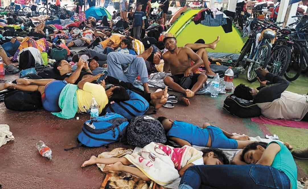 Una caravana de mil 600 migrantes llegó ayer a Tapanatepec, Oaxaca, procedente de Chiapas. El activista Luis Rey García Villagrán señala que al menos 15 mil personas más avanzan por carreteras en grupos, todos con el fin de llegar a Estados Unidos. Foto: Alberto López / EL UNIVERSAL