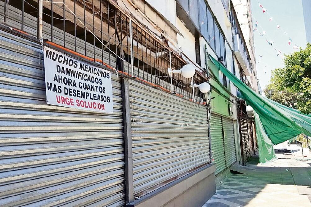 En Génova y Londres se encuentra la manta con la leyenda: "Muchos mexicanos damnificados, ahora, ¿cuántos más desempleados? Urge solución". (SANDRA HERNÁNDEZ)