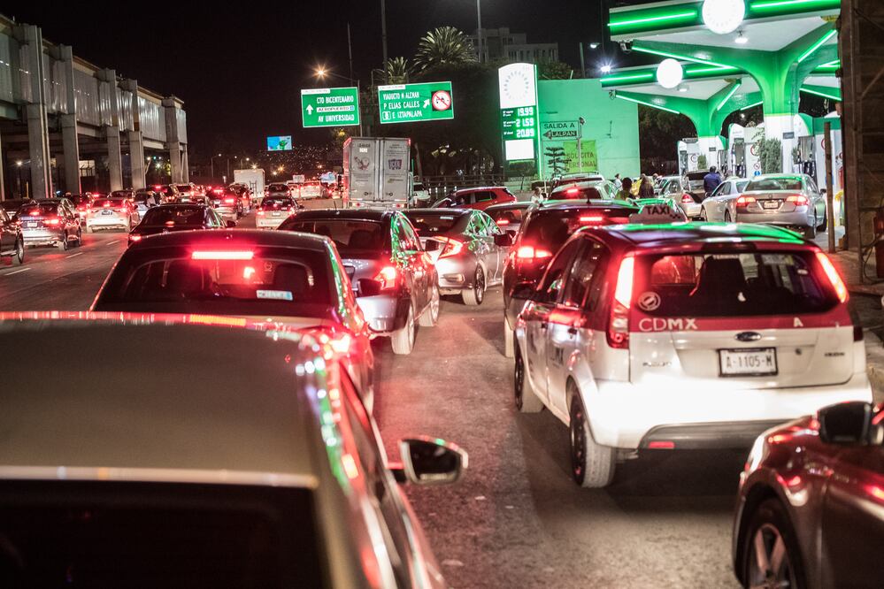 Caos y compras pánico en gasolinera de la CDMX (GERMÁN ESPINOSA. EL UNIVERSAL)