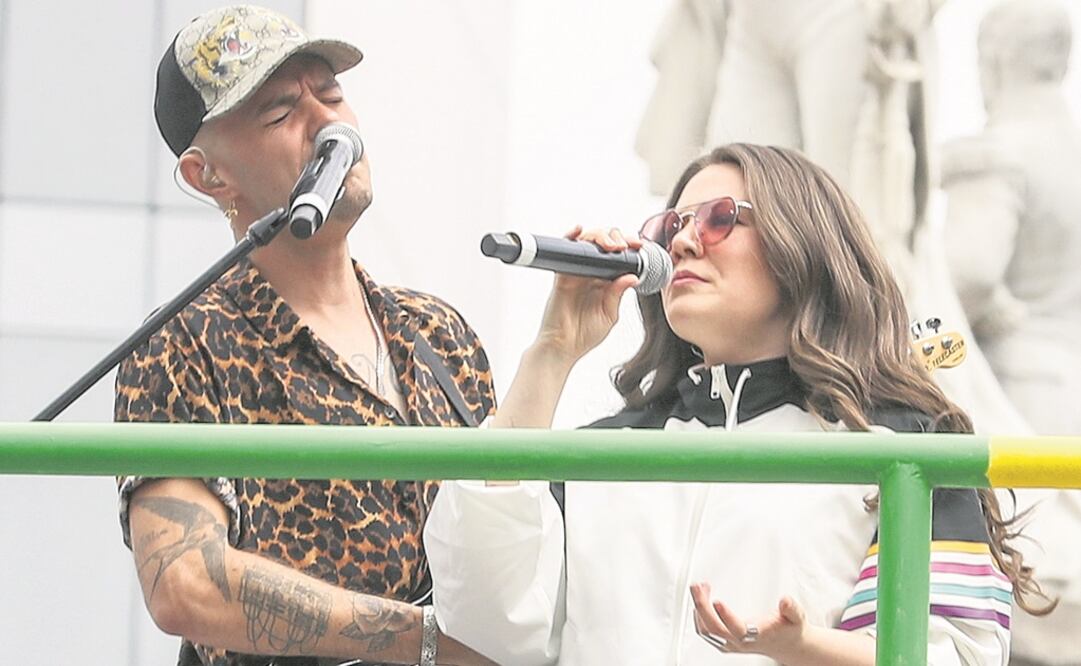 El dueto ofreció un breve show antes del desfile. (GERMÁN ESPINOSA. EL UNIVERSAL)