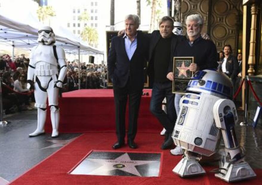 Mark Hamill devela su estrella en Hollywood