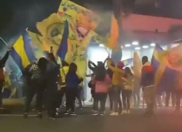 Sin medidas sanitarias, afición lleva serenata al América en su 104 aniversario