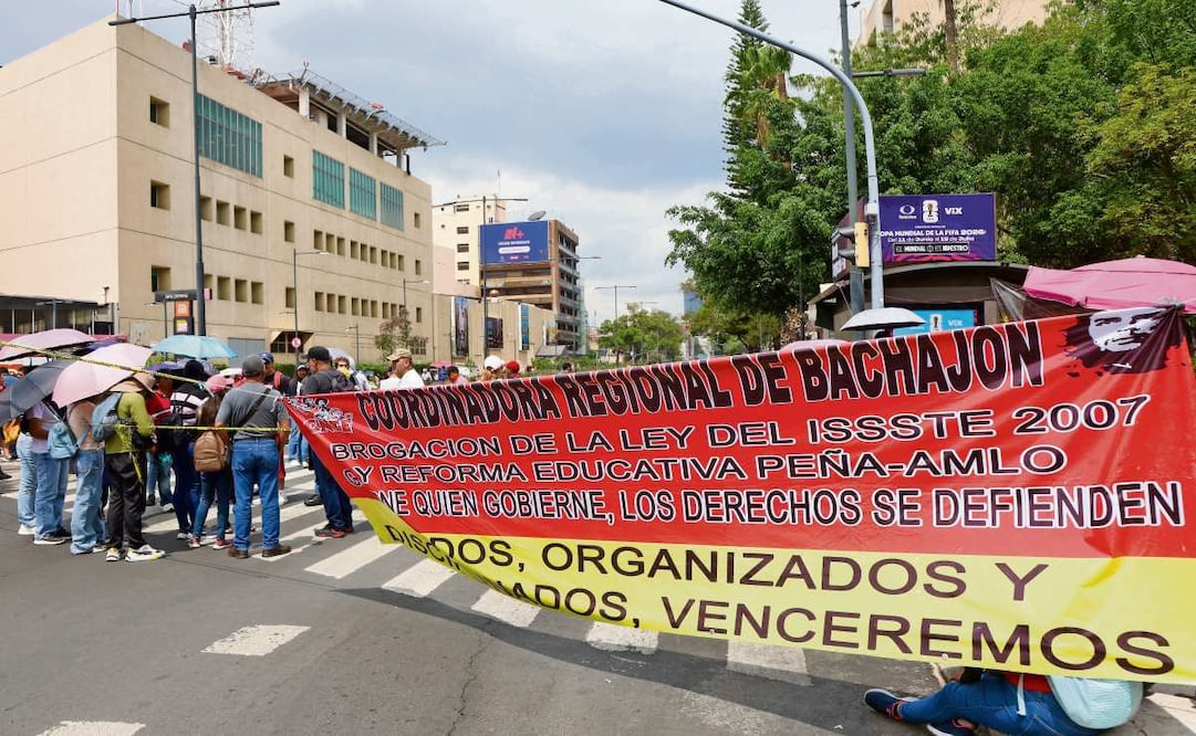 Los integrantes de la CNTE dicen que quieren usar la ventana al mundo que significa el torneo deportivo. Foto: VALENTE ROSAS. EL UNIVERSAL