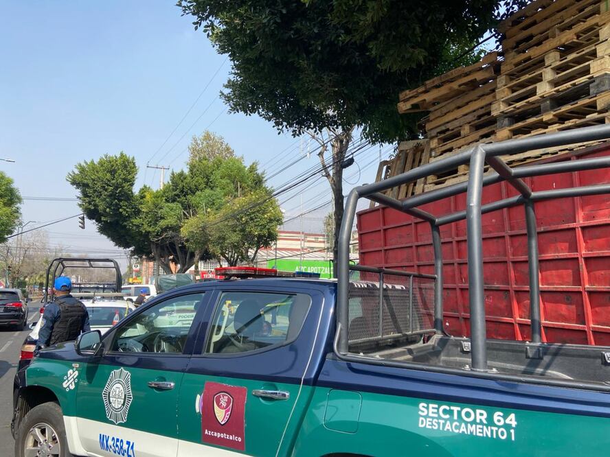 Un hombre que realizaba trabajos de poda de un árbol en la alcaldía Azcapotzalco, perdió el equilibrio y cayó al asfalto, por lo que perdió la vida. (Foto: Juan Carlos Williams/ EL UNIVERSAL)