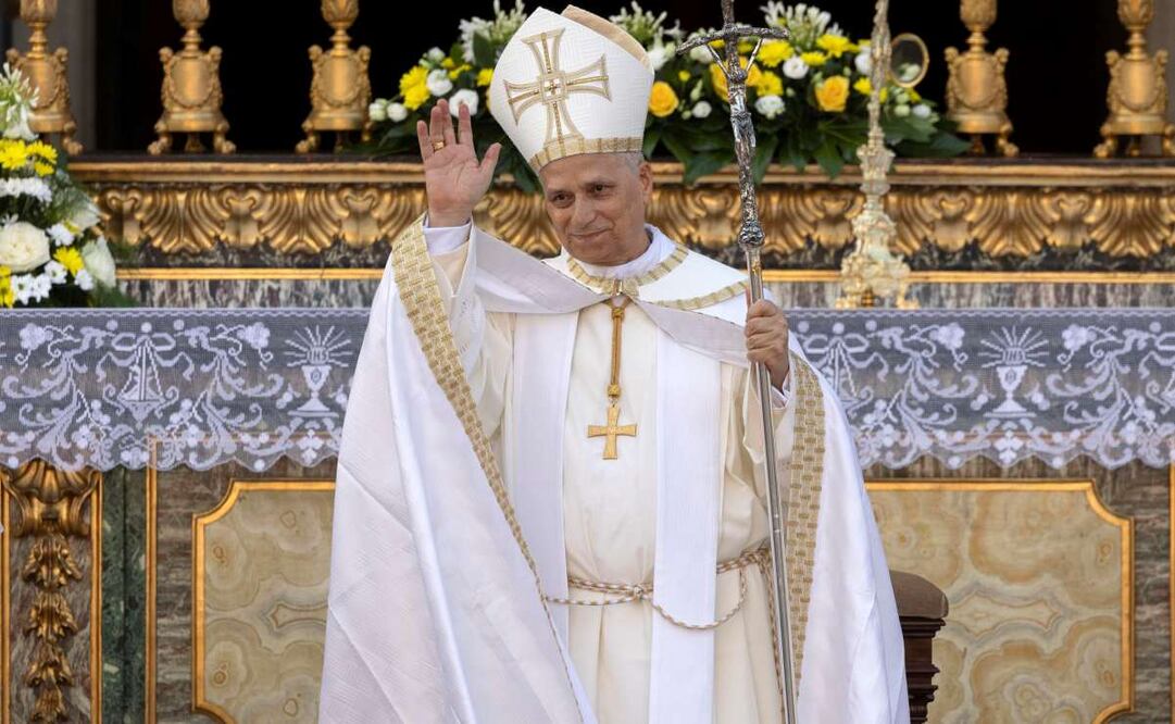 El papa León XIV durante la tradicional procesión eucarística a la Basílica de Santa María la Mayor en Roma, Italia, el 22 de junio de 2025, tras la misa de la Solemnidad del Santísimo Cuerpo y Sangre de Cristo en la Basílica Catedral de San Juan de Letrán. Foto: EFE