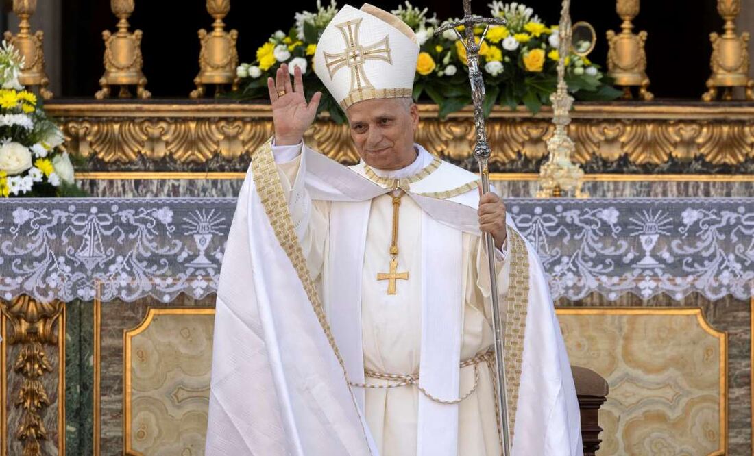 El papa León XIV durante la tradicional procesión eucarística a la Basílica de Santa María la Mayor en Roma, Italia, el 22 de junio de 2025, tras la misa de la Solemnidad del Santísimo Cuerpo y Sangre de Cristo en la Basílica Catedral de San Juan de Letrán. Foto: EFE
