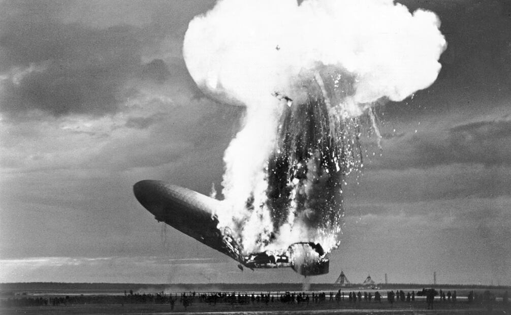 Caída del zeppelín Z-129. Después de tres horas sobrevolando Nueva York, el Hindenburg se dirigió a la base Lakehurst y, al momento de realizar las maniobras de aterrizaje, una explosión incendió todo el dirigible. Foto: Arthur Cofod, Jr/Wikimedia Commons.