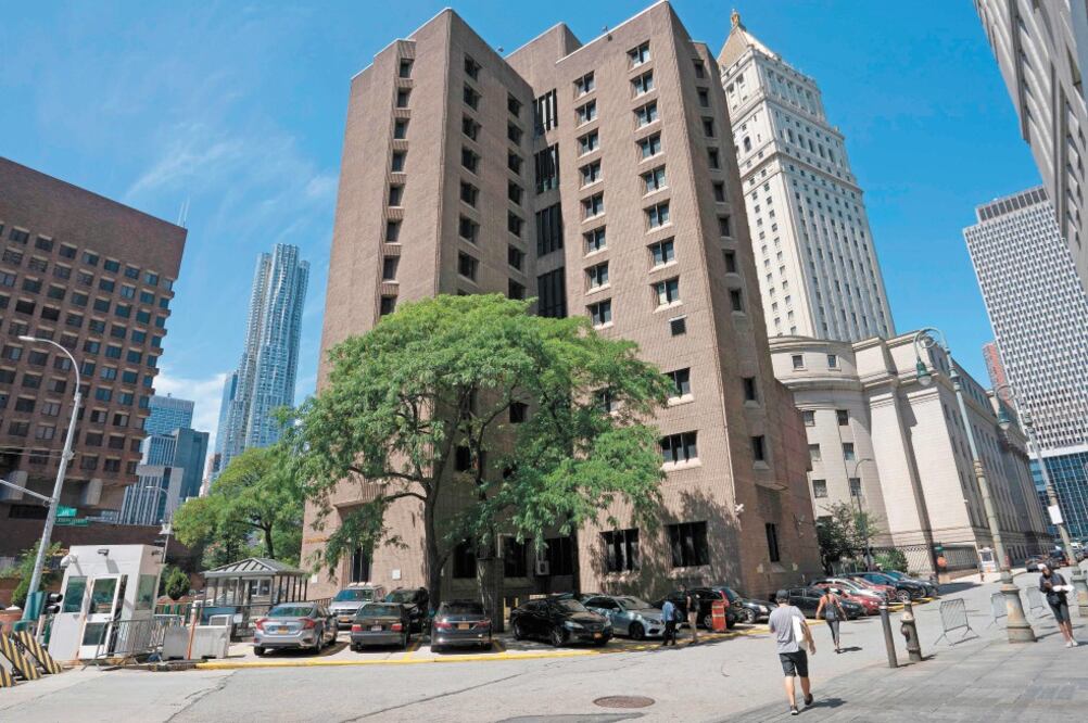 El Centro Correccional Metropolitano donde se encontraba Jeffrey Epstein a la espera de un juicio por tráfico sexual de menores, el 10 de agosto. Foto: DON EMMERT. AFP