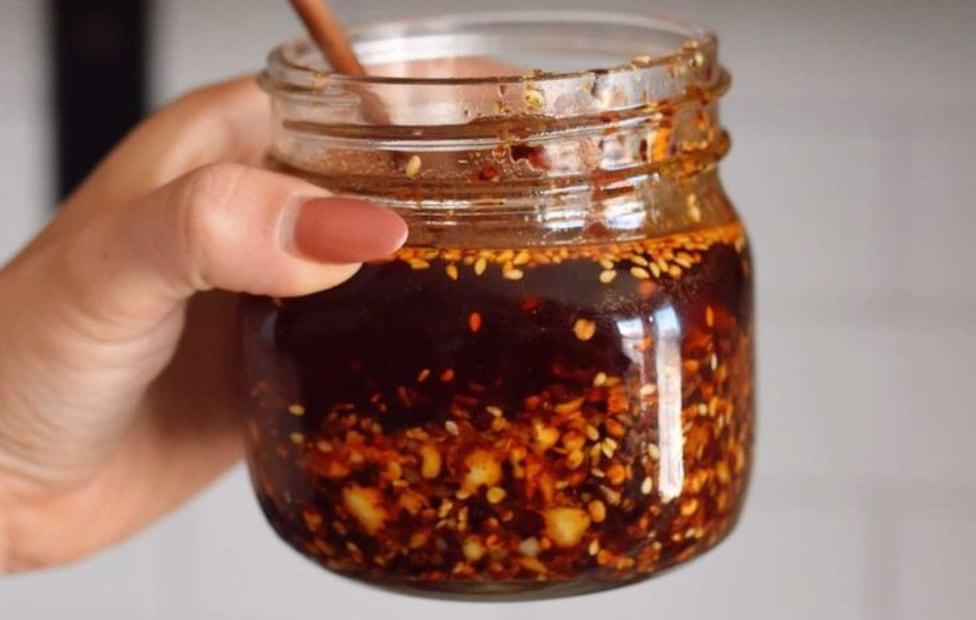 Envasada en frasco de vidrio hermético a temperatura ambiente, la salsa macha se conserva de 3 a 6 meses sin necesidad de refrigeración. Foto: Pinterest / Angie Gooding.