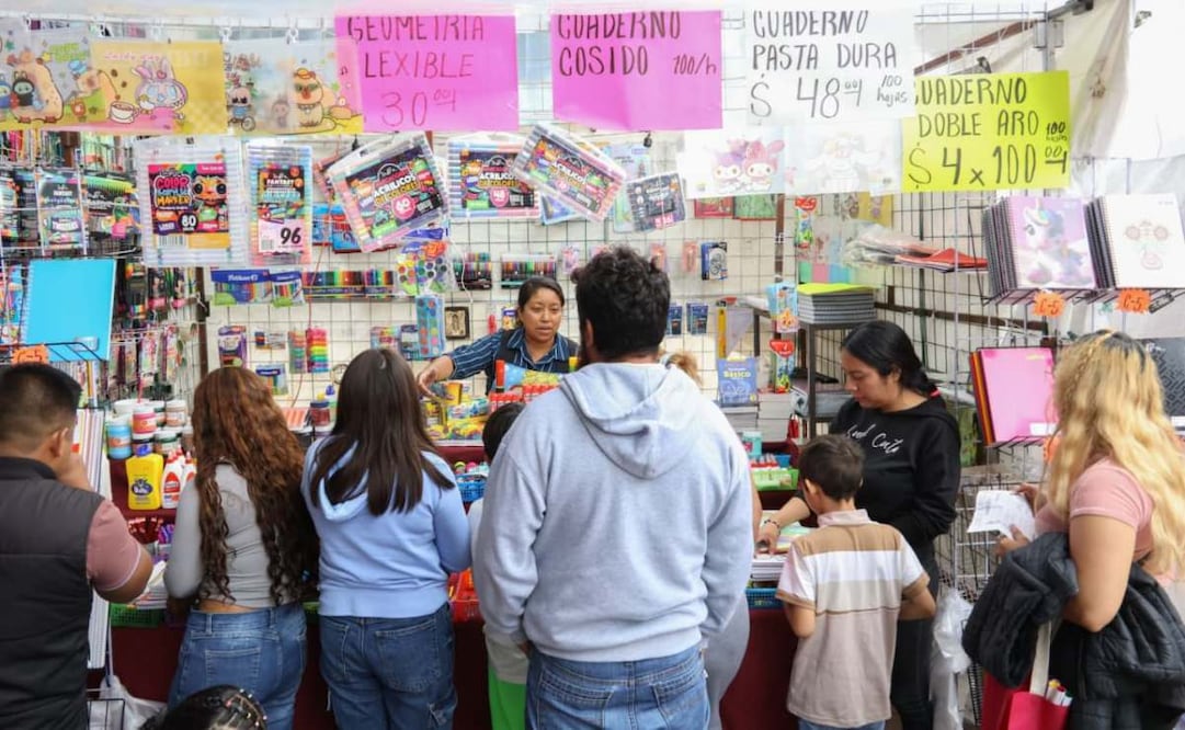 “Está barato y variado”, dicen padres en Expo Regreso a Clases de Iztapalapa; comparan precios con el Centro Histórico.
Foto: Karla Guerrero / EL UNIVERSAL