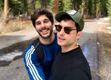 Pareja gay busca su primer bebé; explican maternidad subrogada en YouTube