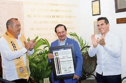 Otorgan a Ealy Ortiz doctorado honoris causa