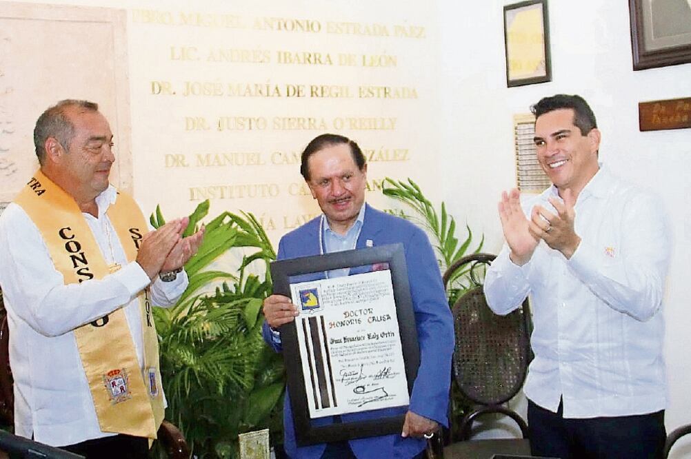 Gerardo Montero Pérez, rector del Benemérito Instituto Campechano; el Licenciado Juan Francisco Ealy Ortiz, Presidente Ejecutivo y del Consejo de Administración de EL UNIVERSAL, y Alejandro Moreno Cárdenas, gobernador de Campeche. Foto: ESPECIAL