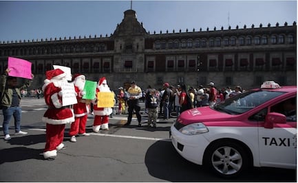 “Santas” hold protest in Mexico City's Zócalo
