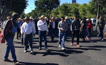 Normalistas, maestros y familiares marchan en Morelia