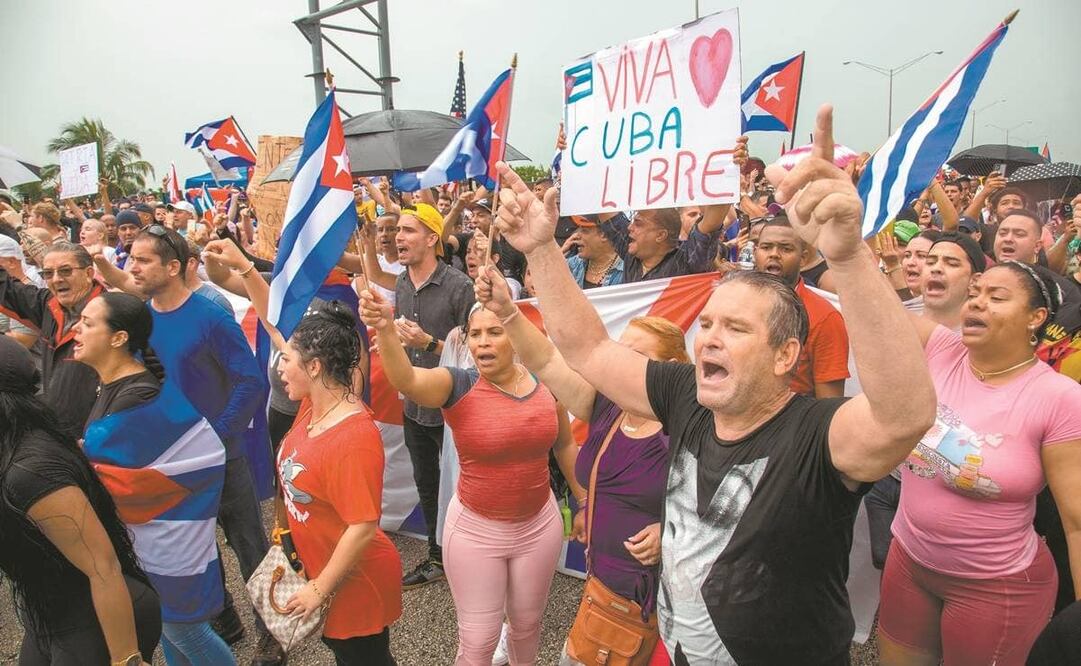 Manifestantes cubano-estadounidenses bloquearon ayer una importante autopista en el sur de Florida. Foto: CRISTOBAL HERRERA-ULASHKEVICH. EFE
