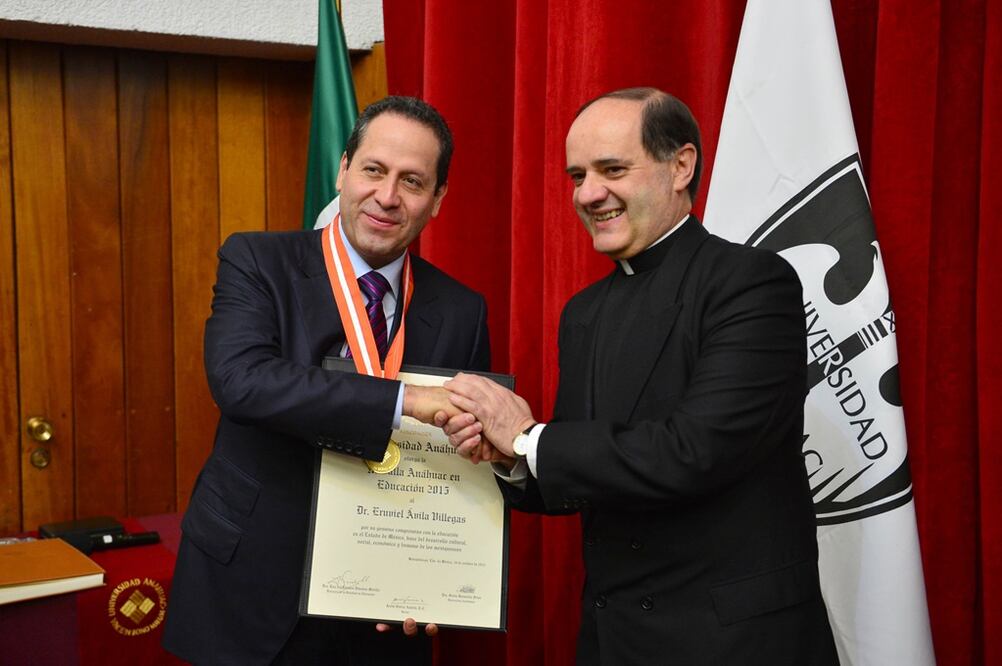 Eruviel Ávila tras recibir la medalla en educación 2015, que le otorgó la Universidad Anáhuac. Foto: Especial