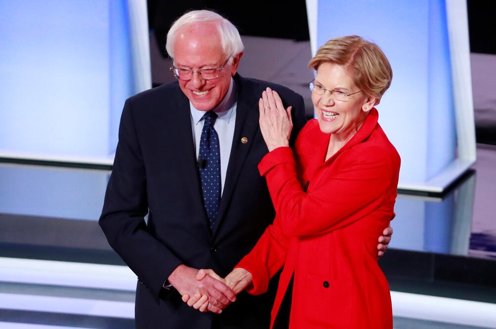 Bernie Sanders y Elizabeth Warren a su llegada al debate de esta noche. Fotografía Reuters