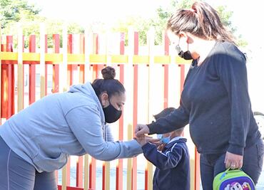 Detectan brotes de Covid-19 en escuelas de Baja California Sur; los atribuyen a subvariante