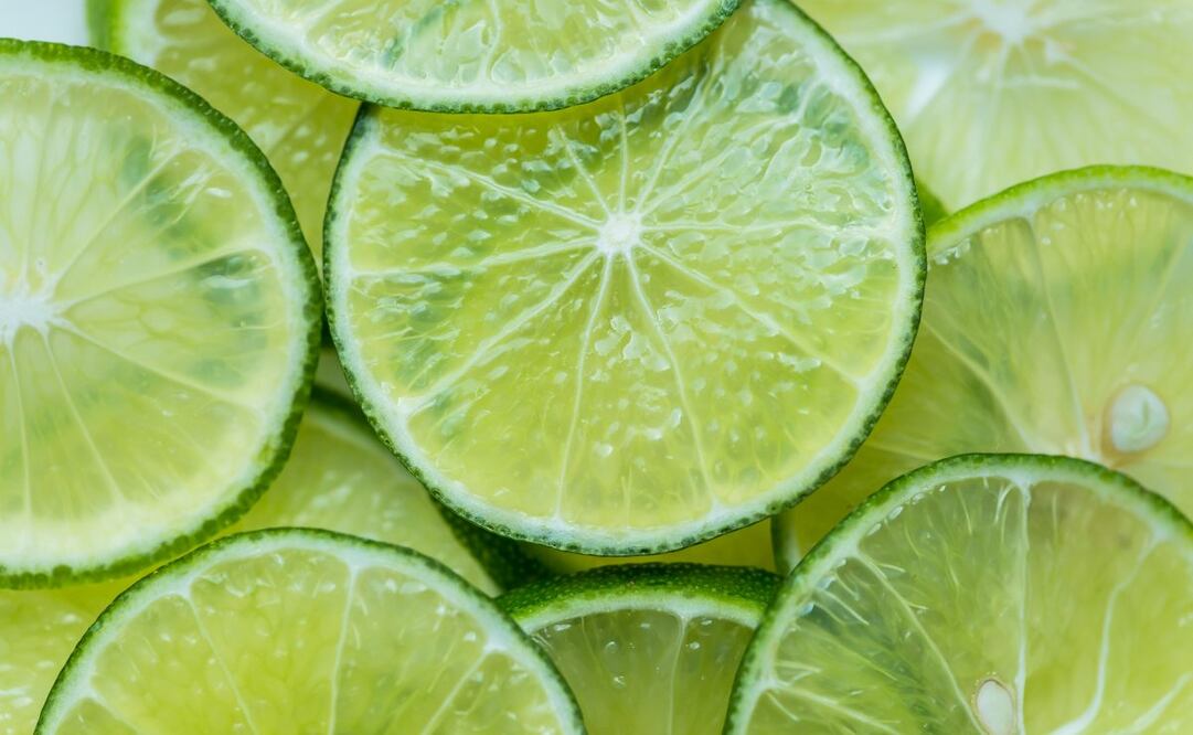 El limón ayuda a neutralizar malos olores que se forman en la cocina y en los trastes. Foto: Freepik 