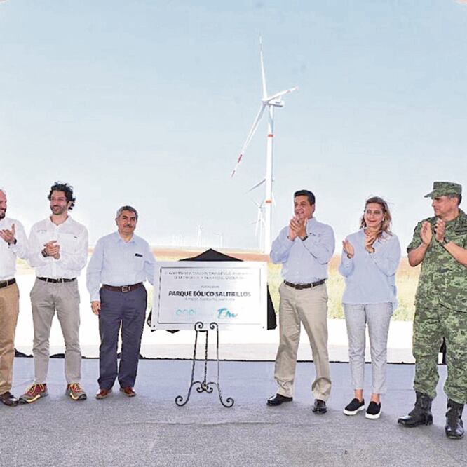El gobernador Francisco García Cabeza de Vaca (tercero de der. a izq.) y el subsecretario de Energía, Miguel Ángel Maciel Torres (tercero de izq. a der.), pusieron en marcha el complejo.
