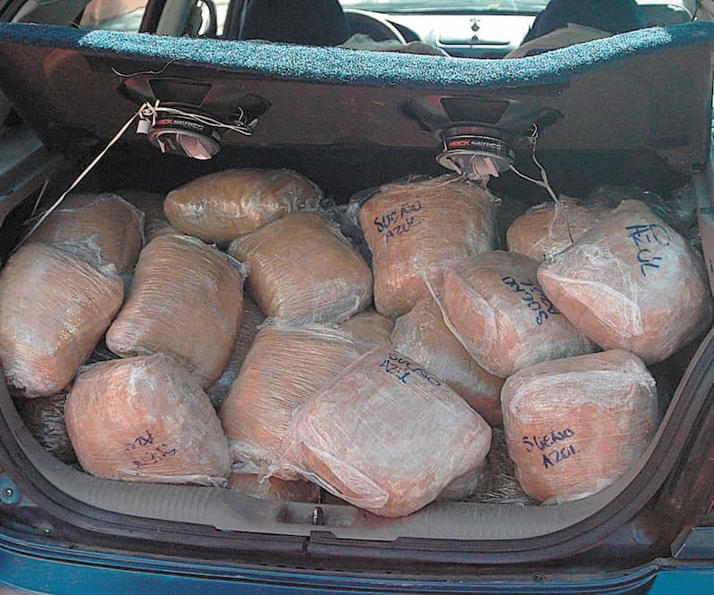 En el auto en el que viajaban las cuatro personas se encontraron paquetes con marihuana que se distribuirían en al menos seis alcaldías. ESPECIAL