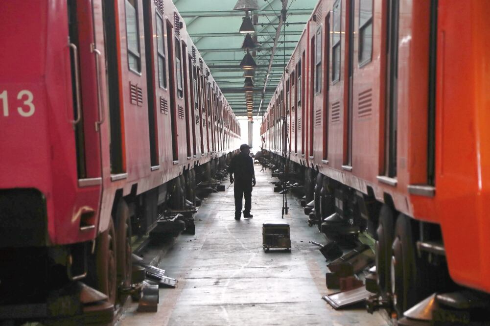La compra de 45 trenes que se prometieron ante el incremento del boleto del Metro en diciembre de 2013, no se ha podido cumplir debido a que el dinero recaudado por el aumento no ha sido suficiente (FOTOS: ARIEL OJEDA. EL UNIVERSAL)
