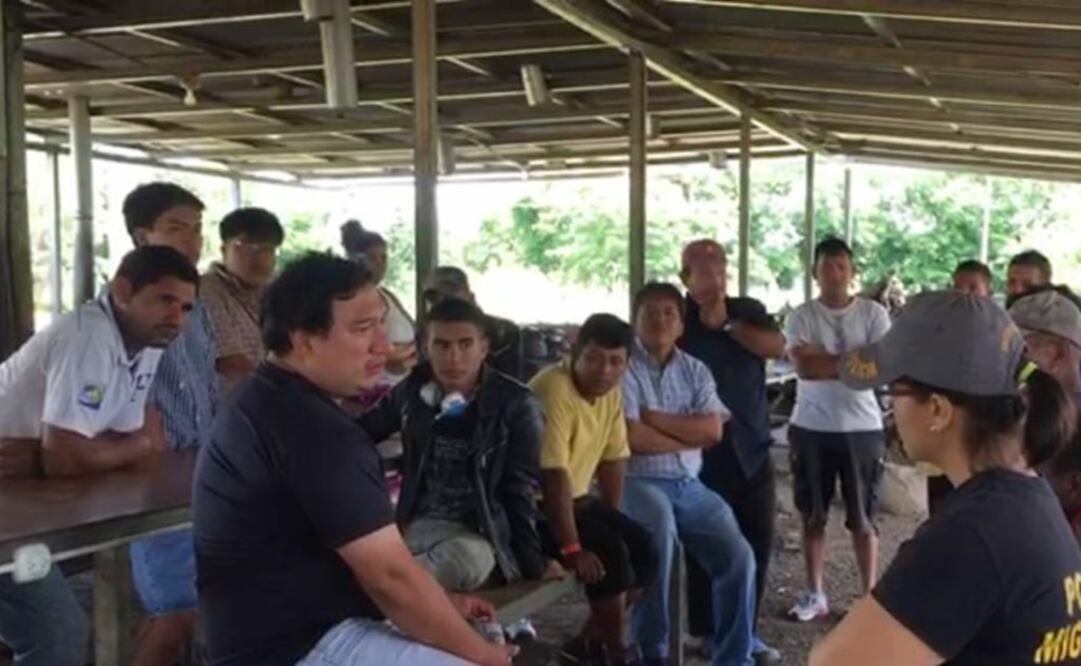 Autoridades costarricenses dialogan en el norte de Costa Rica, cerca de la frontera con Nicaragua, con migrantes nicaragüenses. (Dirección de Migración de Costa Rica)