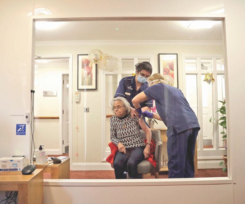 Una mujer, de 84 años, recibe una vacuna contra el coronavirus de Oxford/AstraZeneca, en Londres. Foto: MATT DUNHAM. AP
