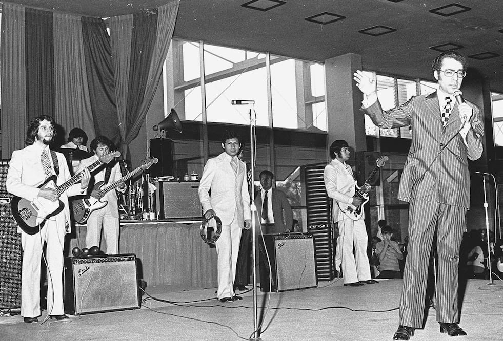 Manolo Muñoz (derecha) consolidó su carrera en la década de 1970 con el tema "Llamarada", que lo catapultó a la fama a lo largo de Latinoamérica. ESPECIAL.