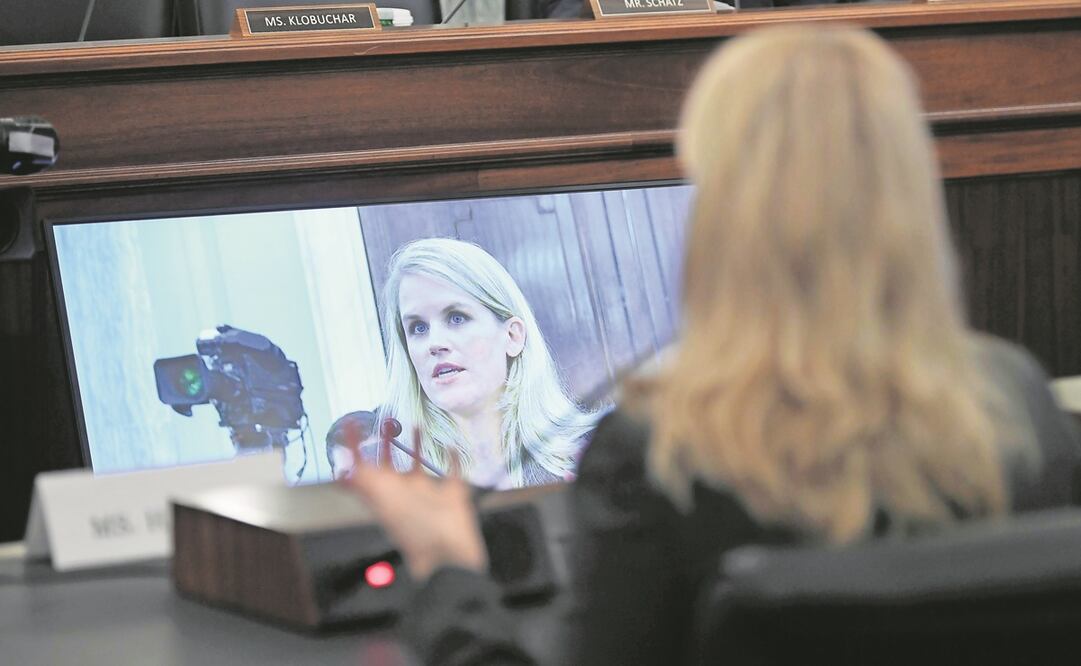 Frances Haugen, exempleada de Facebook, en su declaración ante un subcomité del Senado de EU. Foto: Matt McClain. AP