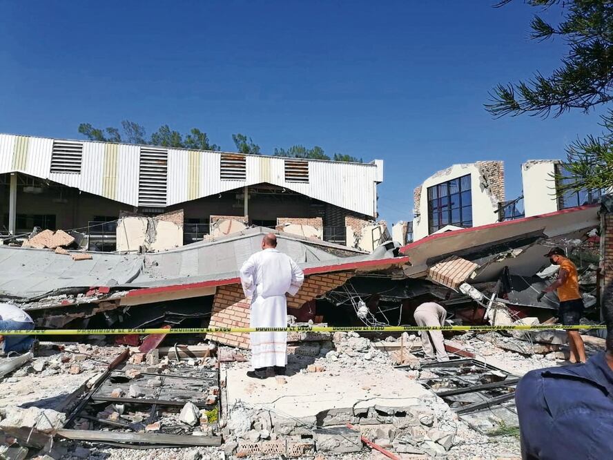 El desplome del techo en la parroquia de la Santa Cruz ocurrió a las 14:18 horas, cuando se realizaba una misa de bautizos comunitarios, con decenas de personas. Foto: Foto: Protección civil Tamaulipas | Cuartoscuro