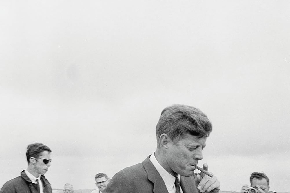 El presidente de EU, John F. Kennedy, fuma un puro en una imagen tomada el 11 de mayo de 1963 en Hyannis Port, Massachussetts (ARCHIVO. AP)