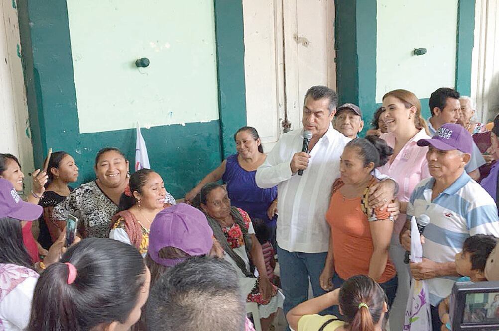 En la comisaría de Kanxoc, Valladolid, Yucatán, Jaime Rodríguez Calderón se comprometió a impulsar un proyecto ecoturista (A LBERTO MORALES. EL UNIVERSAL)
