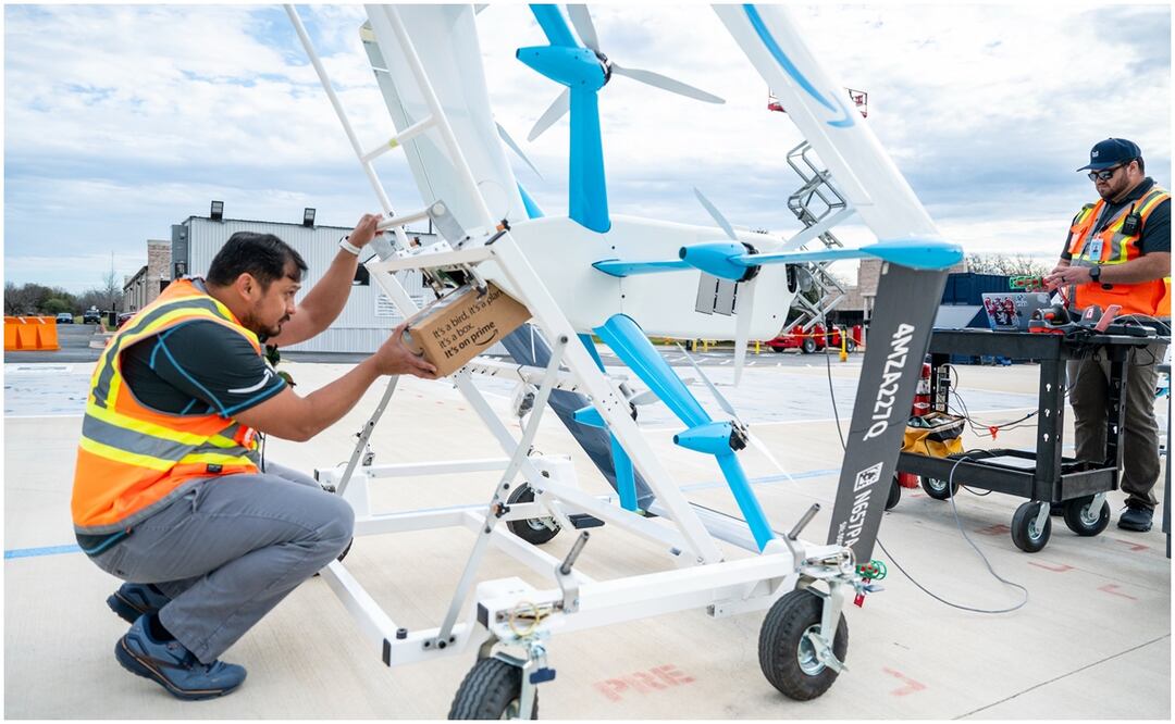 Amazon dio a conocer por medio de redes sociales que la Administración Federal de Aviación de Estados Unidos (FAA) le dio a su servicio de entrega Prime Air la autorización para operar drones “más allá de la línea visual”. Esto le permitirá expandir su programa de entregas con drones. Foto: Tomada de X @amazon
