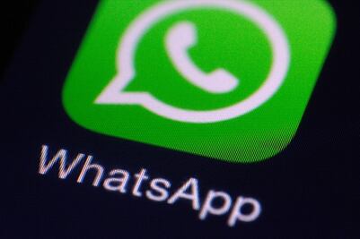 El modo oscuro de WhatsApp se activaría en automático según la batería del celular
