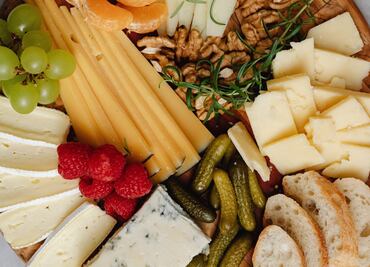 Prepara tu propia tabla de quesos franceses paso a paso y disfrútala en casa como todo un experto