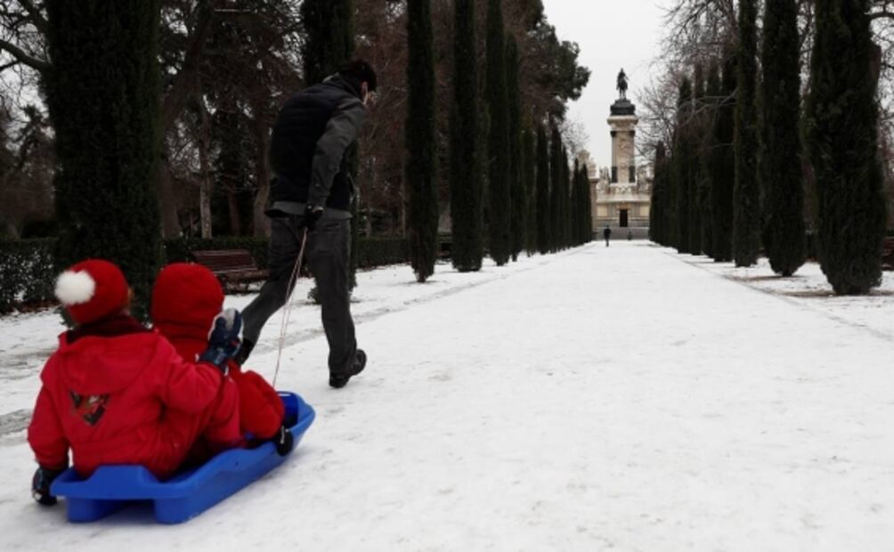 Nevada histórica genera caos y diversión en calles de Madrid, España